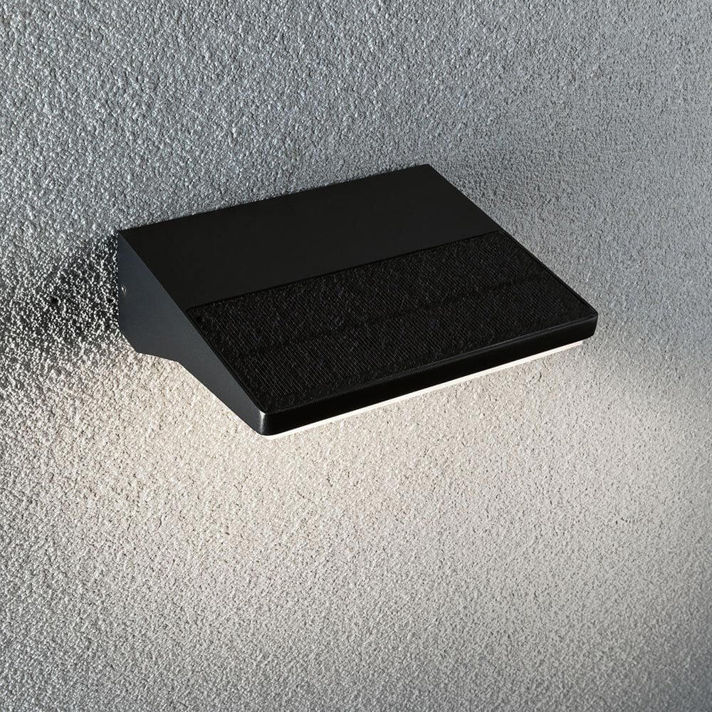 Solar LED Außenwandleuchte Ronas mit Sensor Dunkelgrau an einer Wand montiert, strahlend angenehmes Licht.