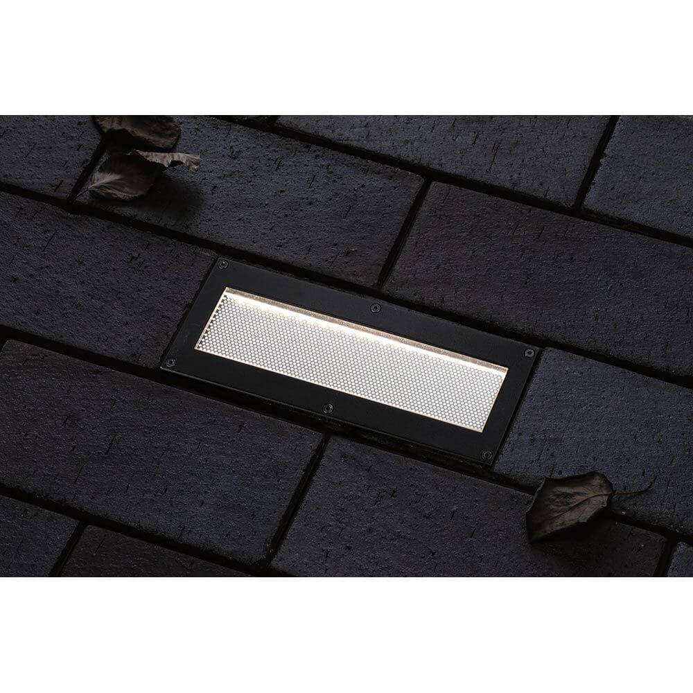Solar LED Bodeneinbauleuchte Domenic Rechteckig Schwarz IP67 auf Pflastersteinen mit dekorativem Licht.