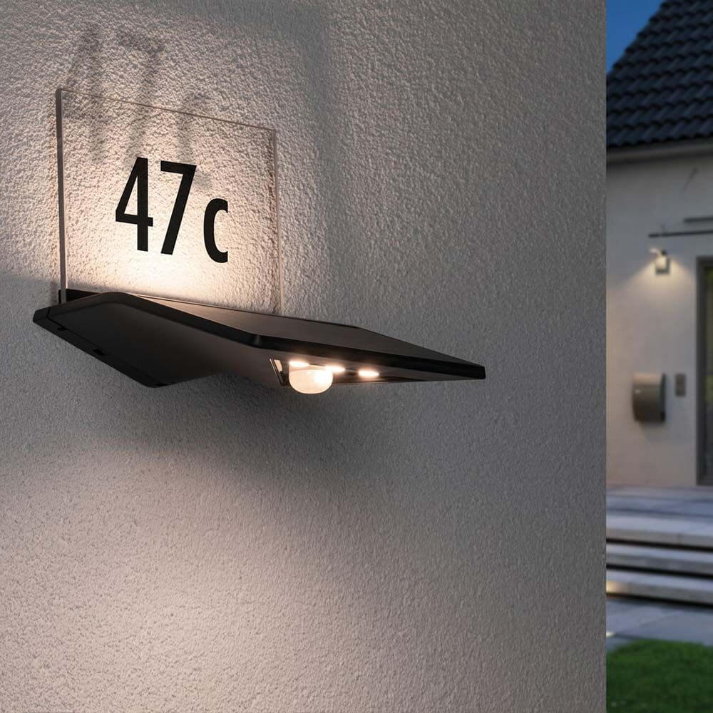 Solar LED Hausnummer Yoko IP44 3000K Bewegungsmelder Anthrazit angeleuchtet mit Hausnummer 47c