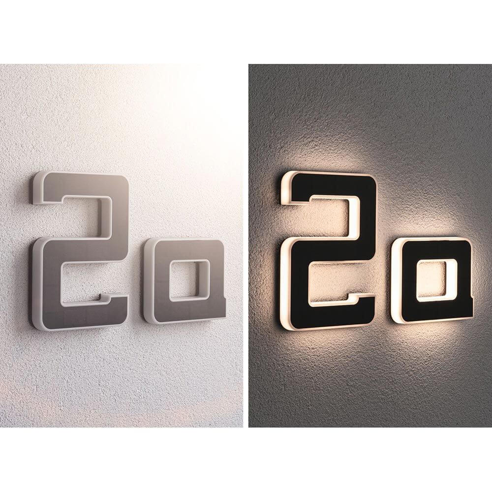 LED Solar Hausnummernleuchte Buchstabe A Schwarz an Wand mit warmweißer Beleuchtung