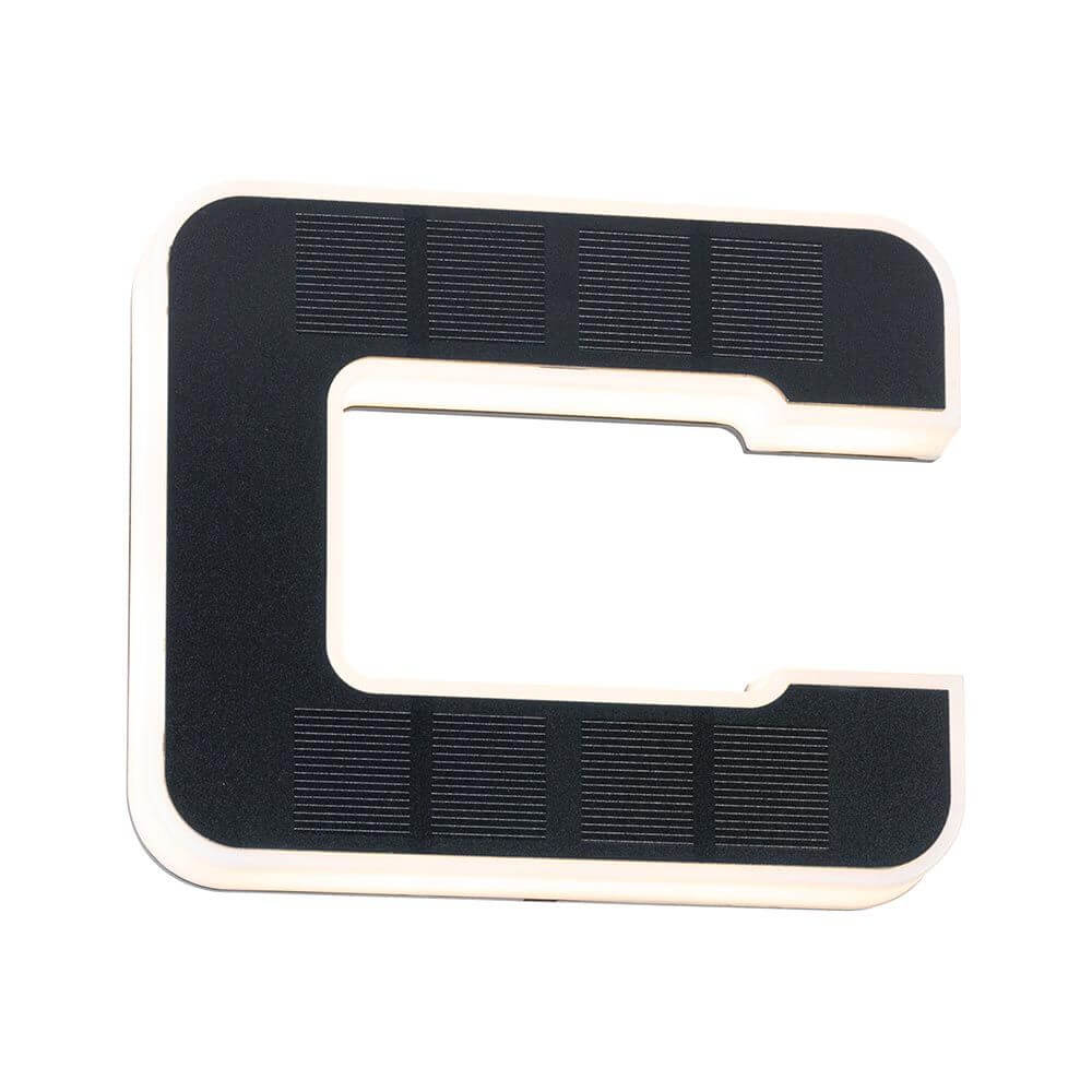 Solar LED Hausnummernleuchte Buchstabe C Schwarz auf weißem Hintergrund, solarbetrieben und ideal für die Hauswand.