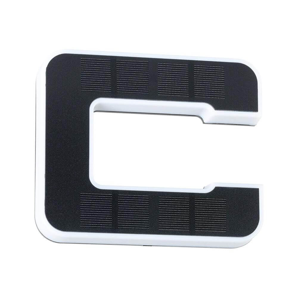 Solar LED Hausnummernleuchte Buchstabe C Schwarz in moderner, schwarzer Ausführung mit Solarpanel.