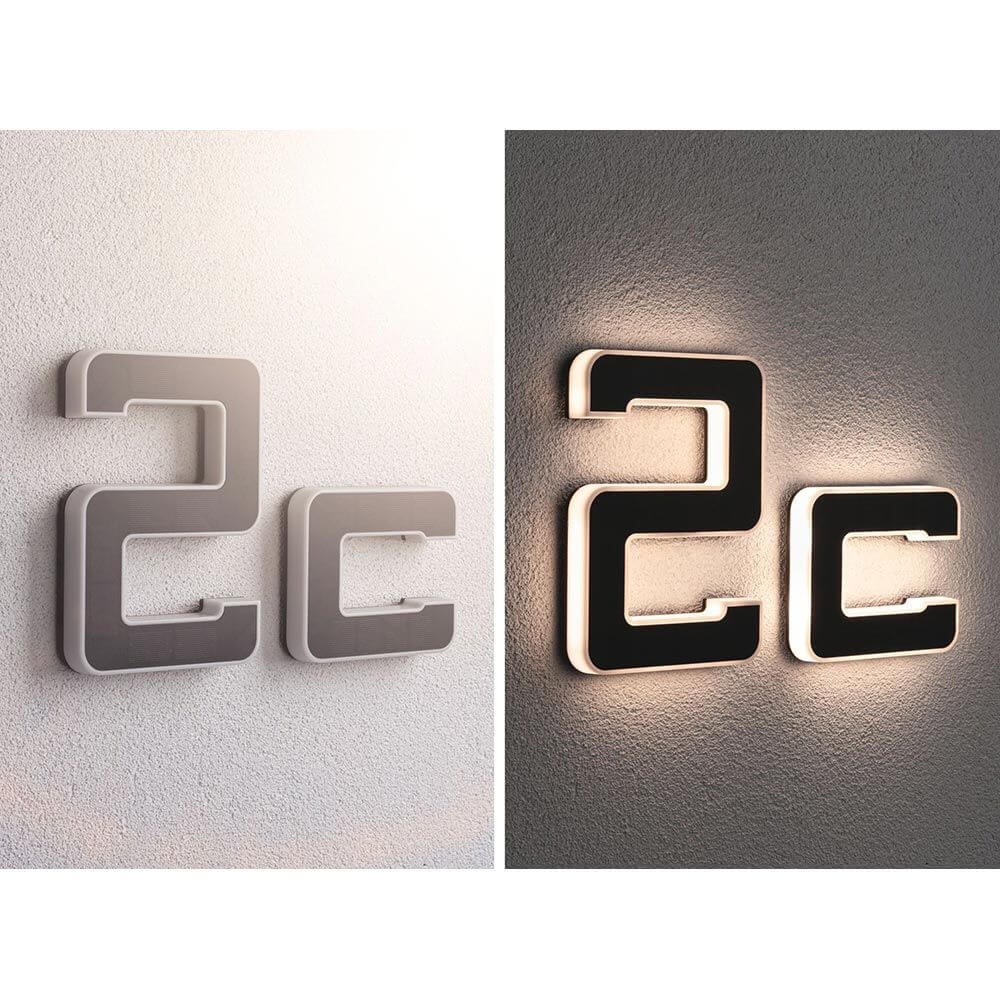 Solar LED Hausnummernleuchte Buchstabe C Schwarz an der Wand, warmweiße Beleuchtung, moderne Hausnummernleuchte.