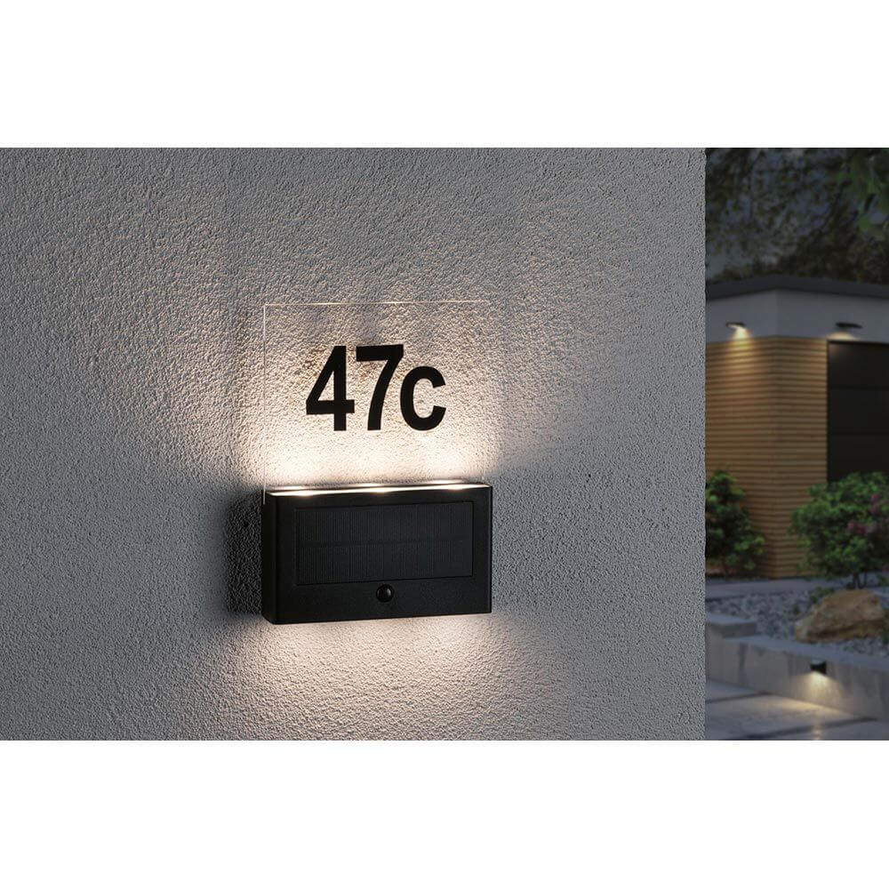 Solar LED Hausnummernleuchte Neda Sensor Anthrazit mit leuchtender Hausnummer 47c an einer Wand montiert.