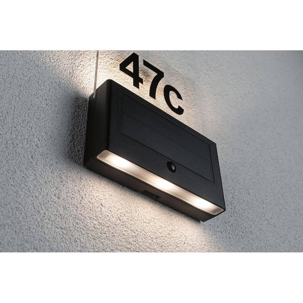 Solar LED Hausnummernleuchte Neda Sensor Anthrazit an der Wand mit beleuchteter Hausnummer 47C
