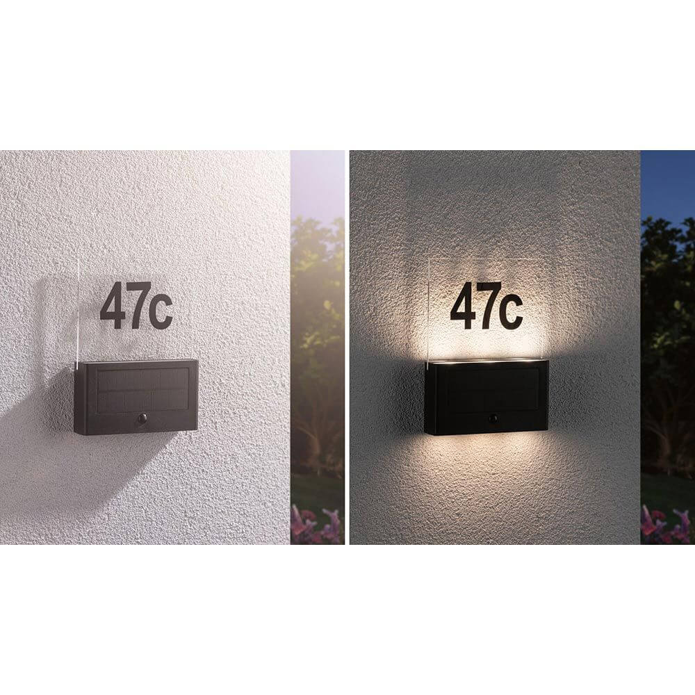 Solar LED Hausnummernleuchte Neda Sensor Anthrazit mit leuchtender Hausnummer 47c an einer Wand.
