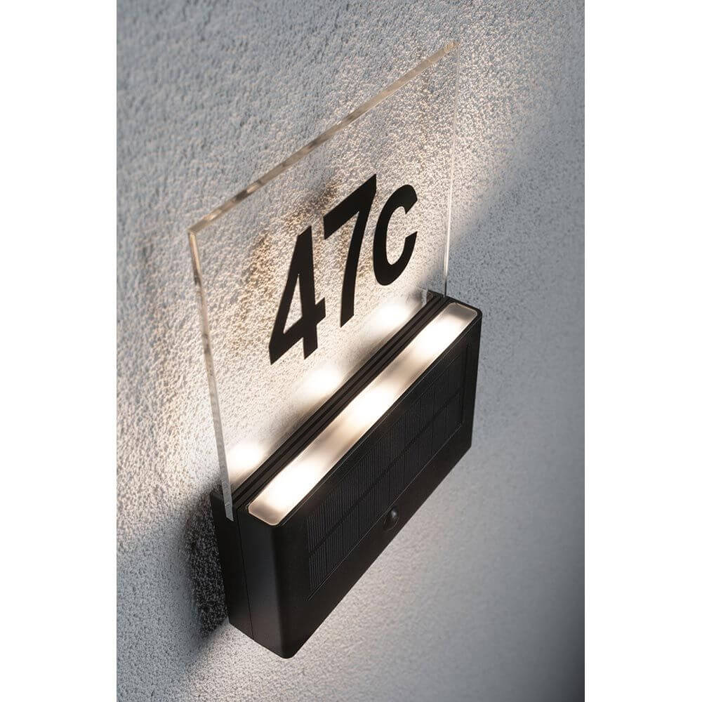 Solar LED Hausnummernleuchte Neda Sensor Anthrazit mit beleuchteter Hausnummer 47C an der Wand montiert.
