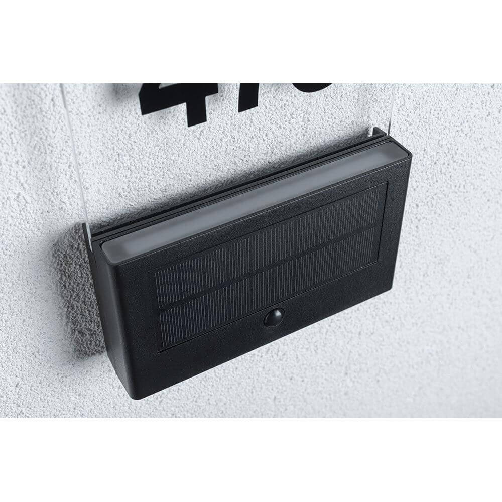 Solar LED Hausnummernleuchte Neda Sensor Anthrazit an einer Außenwand montiert.