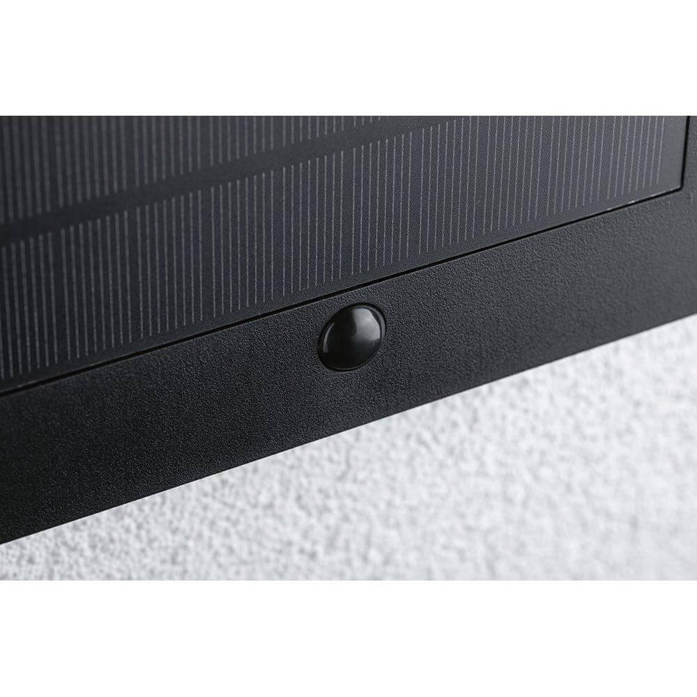 Detailansicht der Solar LED Hausnummernleuchte Neda Sensor Anthrazit mit schwarzem Gehäuse.