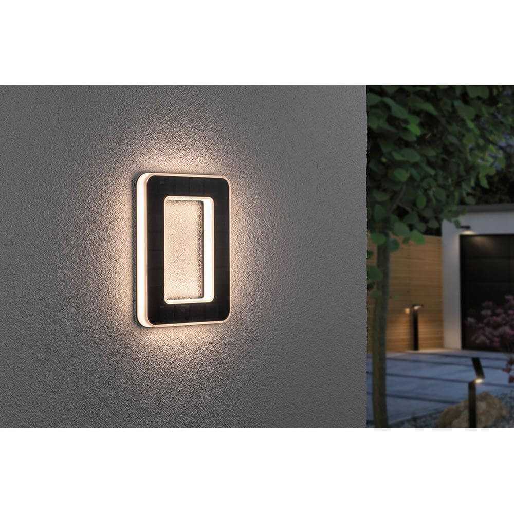 Solar LED Hausnummernleuchte Nummer 0 an einer Wand montiert, nachts beleuchtet, warmweißes Licht.
