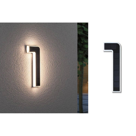 Solar LED Hausnummernleuchte Nummer 1 an der Wand montiert mit warmweißem Licht.