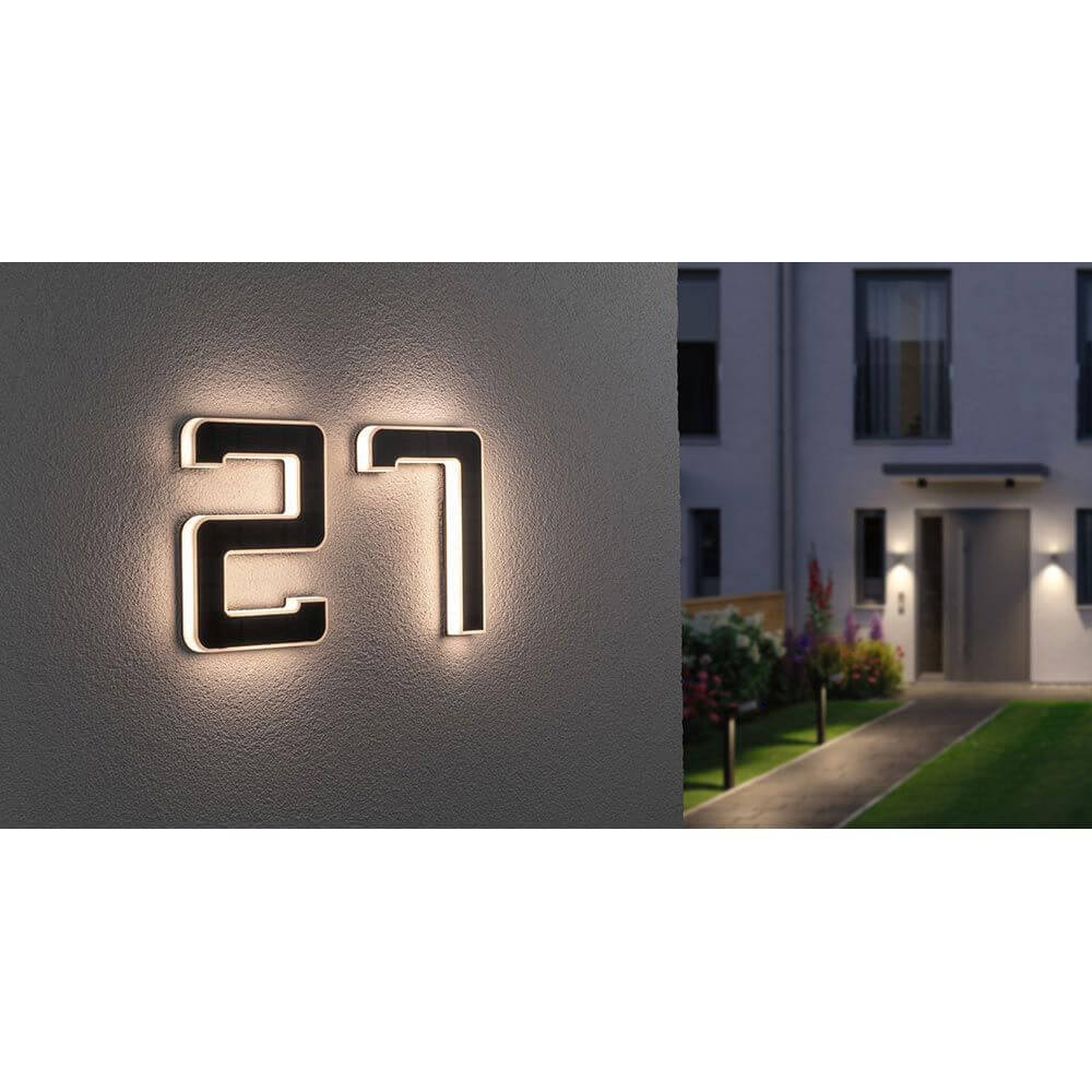 Solar LED Hausnummernleuchte Nummer 1, leuchtende Hausnummer 27 an der Wand bei Nacht.