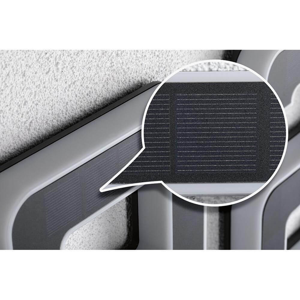 Detailaufnahme des Solarpanels der Solar LED Hausnummernleuchte Nummer 1 zur nächtlichen Beleuchtung.