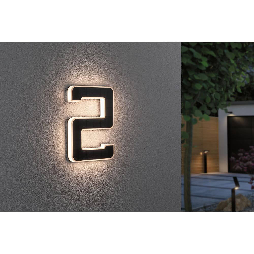 Solar LED Hausnummernleuchte Nummer 2 an einer Wand installiert, bietet warmweißes Licht.