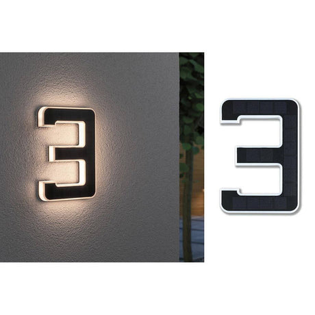 Solar LED Hausnummernleuchte Nummer 3 an einer Wand montiert mit indirekter Beleuchtung.