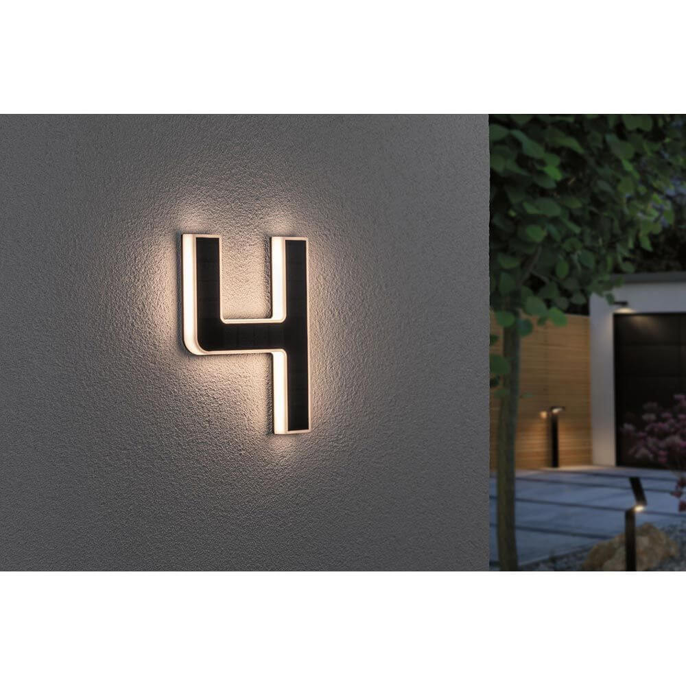 Solar LED Hausnummernleuchte Nummer 4 an der Wand, warmweiße Beleuchtung, ideal für Hausnummern.