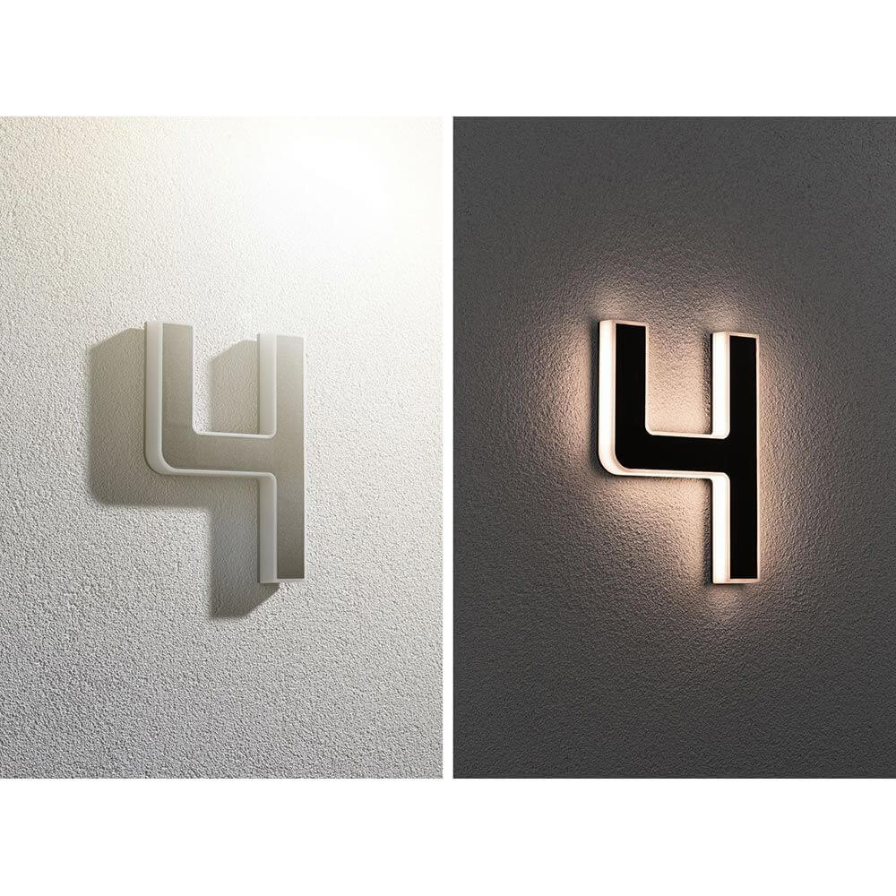 Solar LED Hausnummernleuchte Nummer 4 an einer Wand, tagsüber und nachts beleuchtet.