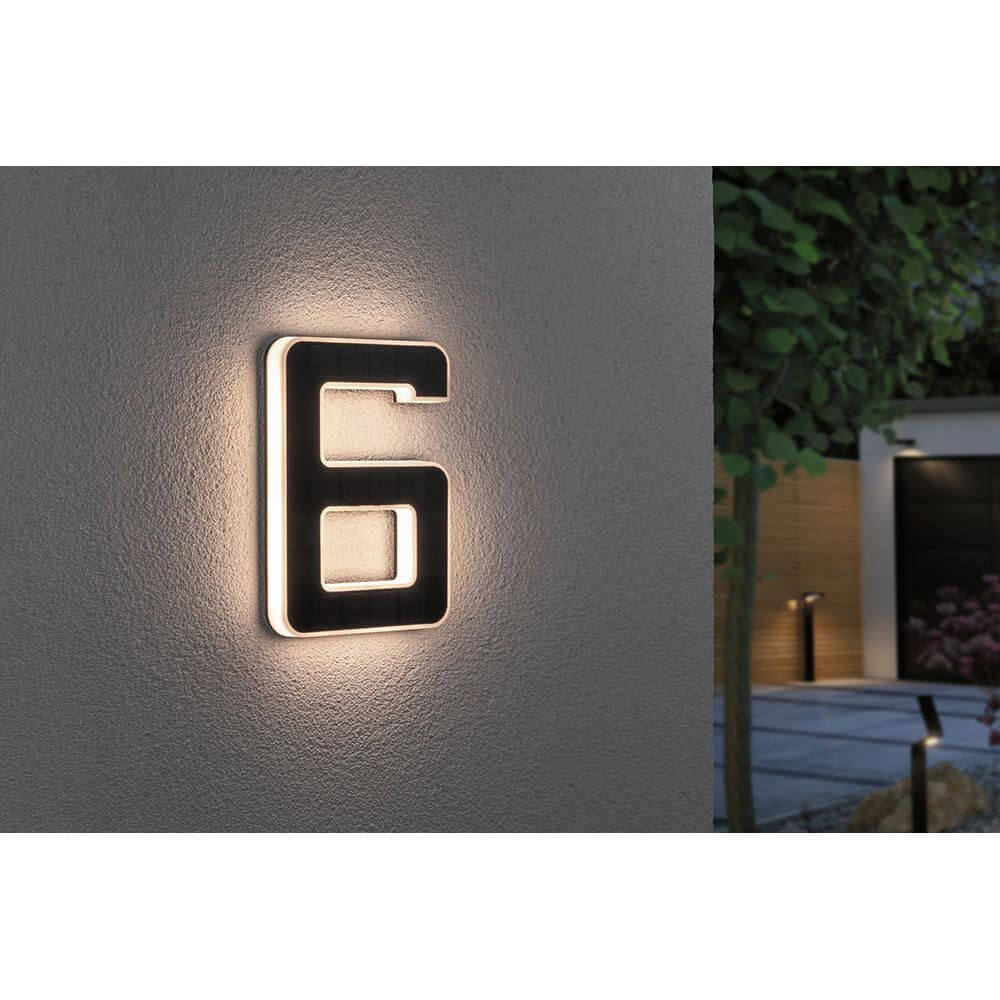 Solar LED Hausnummernleuchte Nummer 6 an der Wand, beleuchtet und dekorativ, ideal für Hausnummern.