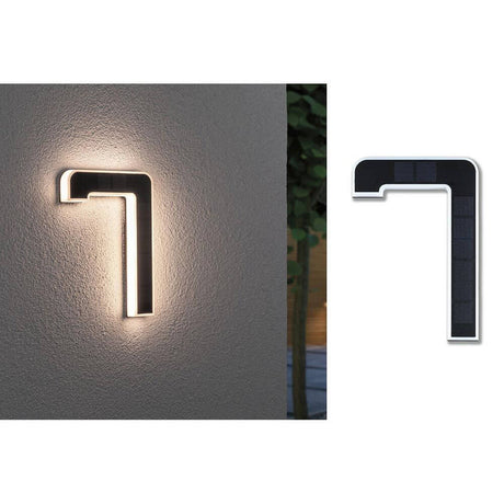 Solar LED Hausnummernleuchte Nummer 7 an der Wand, nachts beleuchtet und dekorativ.