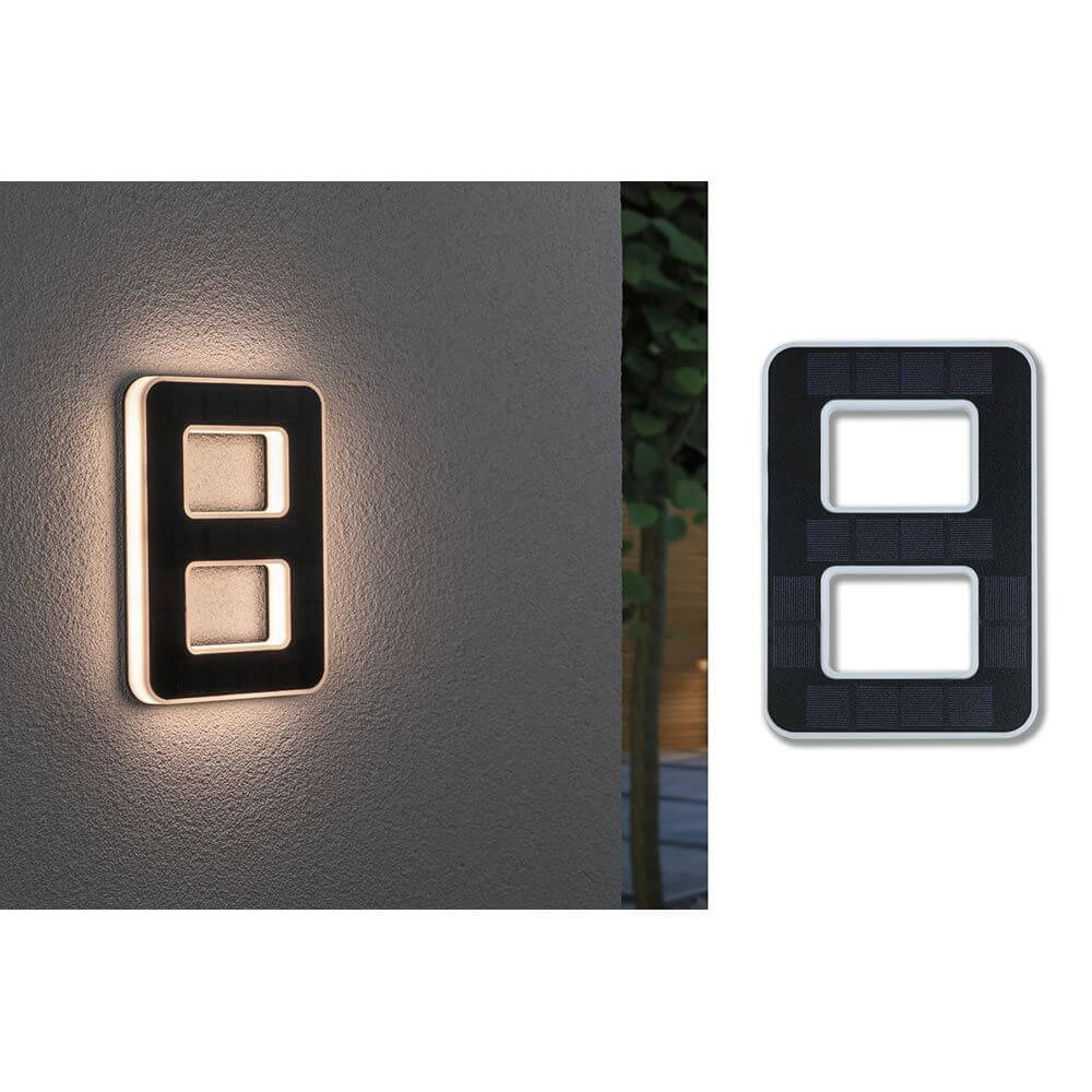 Solar LED Hausnummernleuchte Nummer 8 an der Wand montiert, beleuchtet bei Nacht, modernes Design.