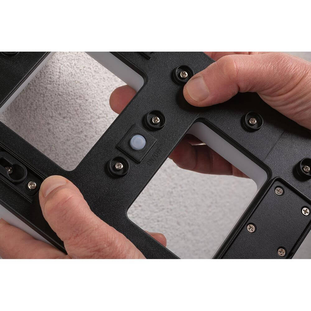 Solar LED Hausnummernleuchte Nummer 8 - Nahaufnahme der Rückseite mit Schalter in der Hand.