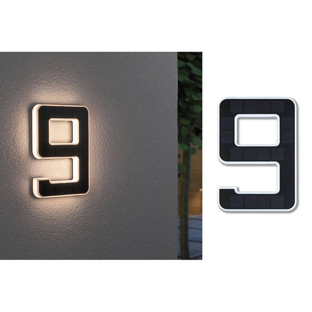 Solar LED Hausnummernleuchte Nummer 9 an einer Wand montiert, mit indirekter Beleuchtung für Hausnummern.