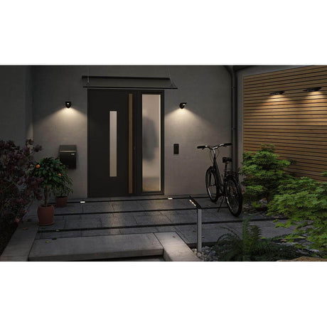 Solar LED Hausnummernleuchte Soley Smart Home Zigbee + Sensor an einem modernen Eingang mit Beleuchtung.