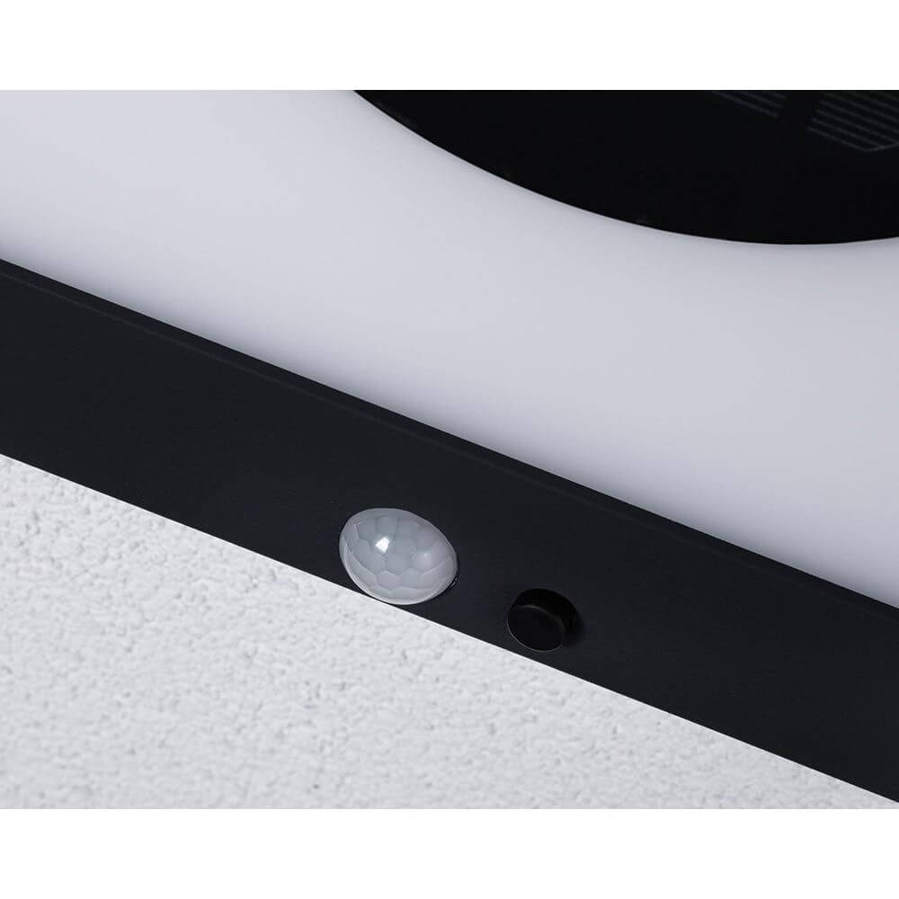 Nahaufnahme des Solar LED Panel Taija Bewegungsmelder Anthrazit mit integriertem Bewegungsmelder in Schwarz.