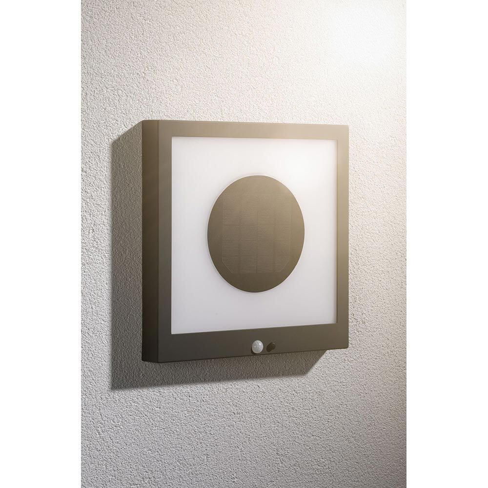 Solar LED Panel Taija Bewegungsmelder Anthrazit an einer Wand montiert mit Beleuchtung