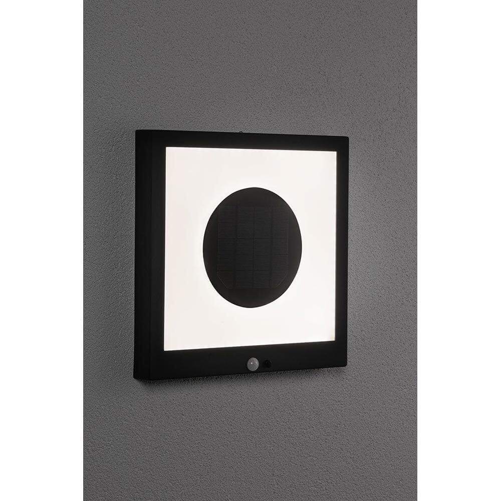 Solar LED Panel Taija Bewegungsmelder Anthrazit an Wand montiert, warmweißes Licht und Bewegungsmelder integriert.