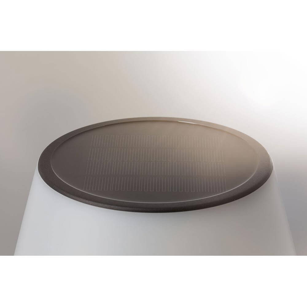 Solarpanel auf der Tischleuchte Lillesol aus Edelstahl für nachhaltige Energie im Garten.