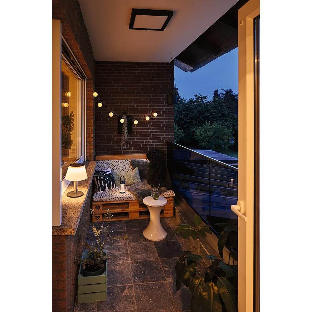 Gemütliche Balkonansicht mit Solar LED Tischleuchte Lillesol und stimmungsvoller Beleuchtung.