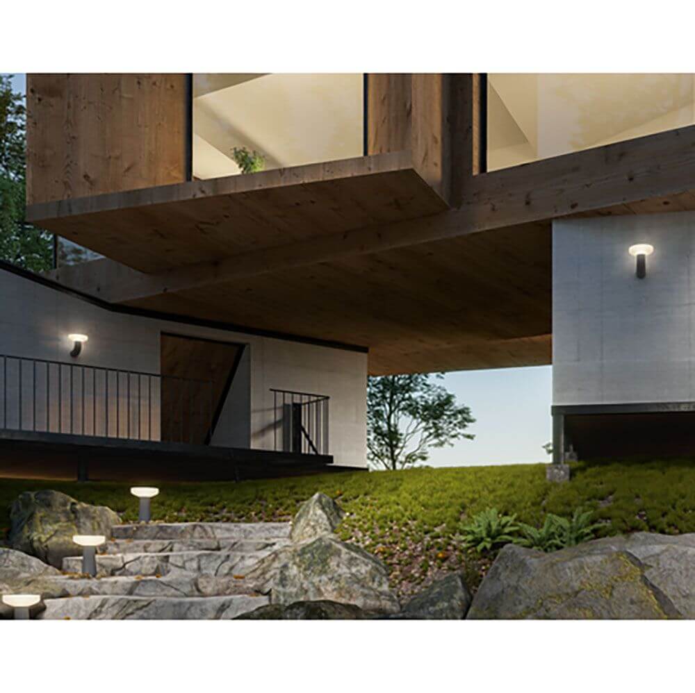 Moderne Solar LED-Wandleuchte Paquita in anthrazit an einem stilvollen Außenbereich mit Garten.