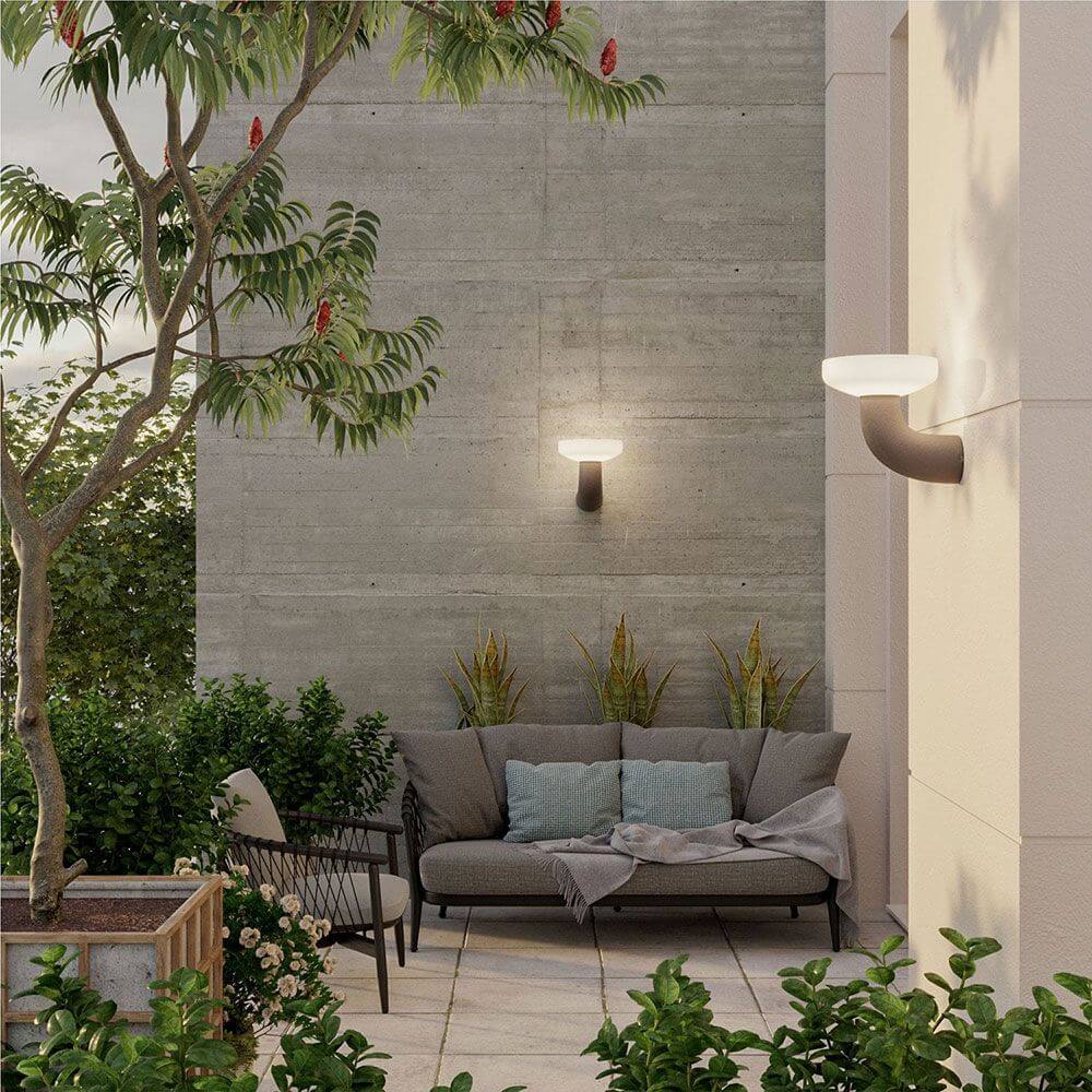 Elegante Solar LED-Wandleuchte Paquita mit Sensor an modernen Außenwände, ideal für stimmungsvolle Beleuchtung.