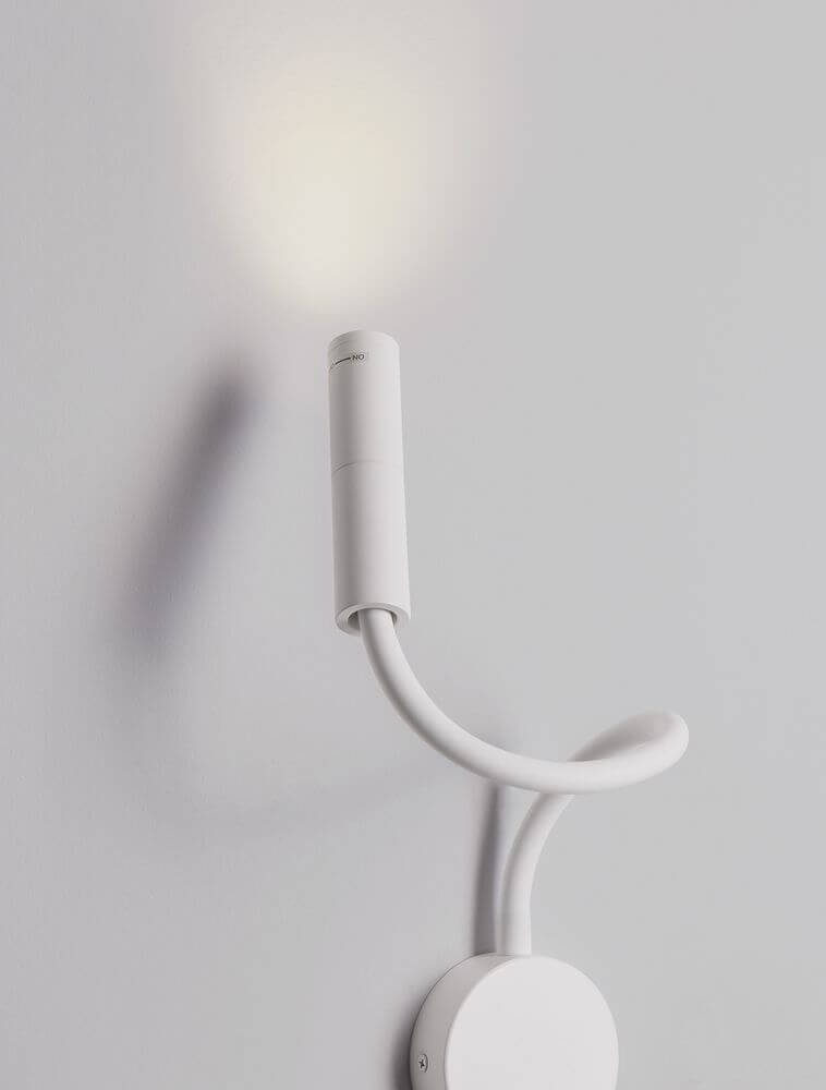 Sonica LED Wandleuchte Ø 8,5cm 3000K IP44 an Wand montiert, modernes Design mit warmem Licht.
