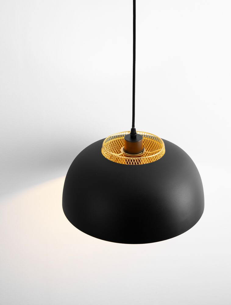 Sqube Pendelleuchte Schwarz, Gold mit minimalistischem Design und goldener Innenbeschichtung.