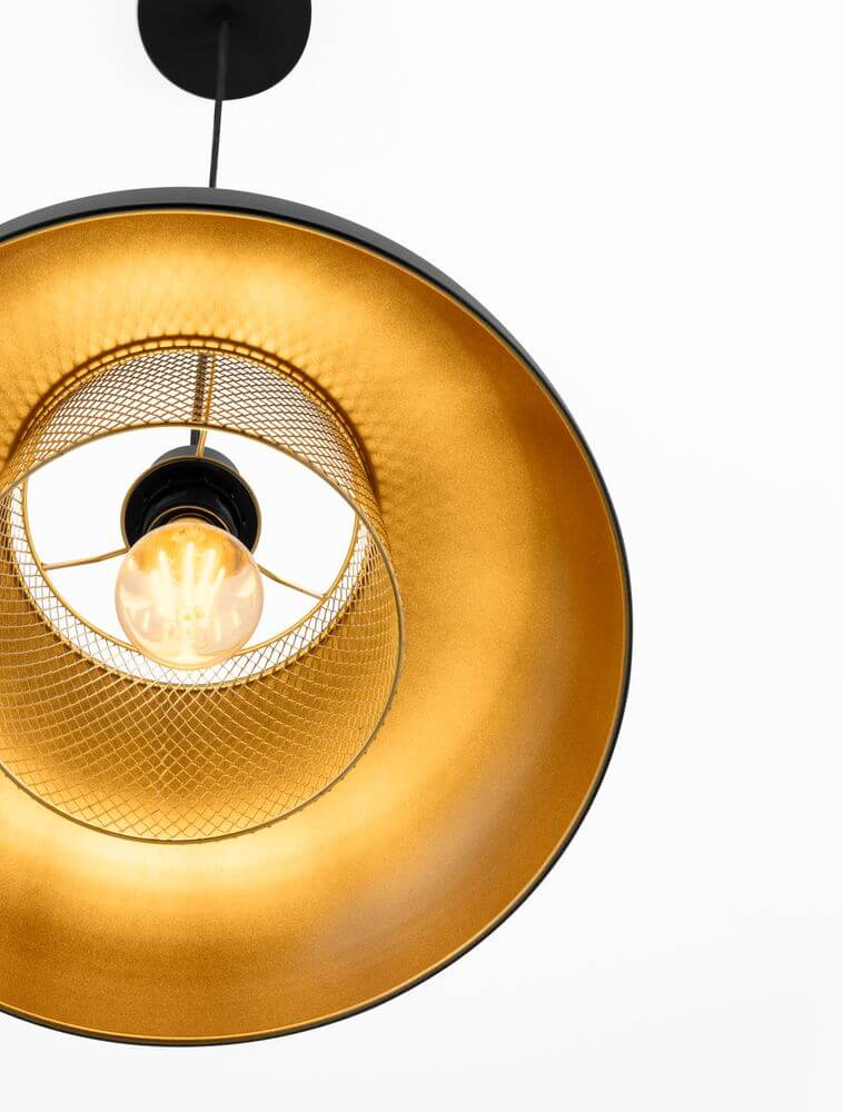 Sqube Pendelleuchte Schwarz, Gold mit elegantem goldenen Schirm und warmem Licht für stilvolle Akzente.