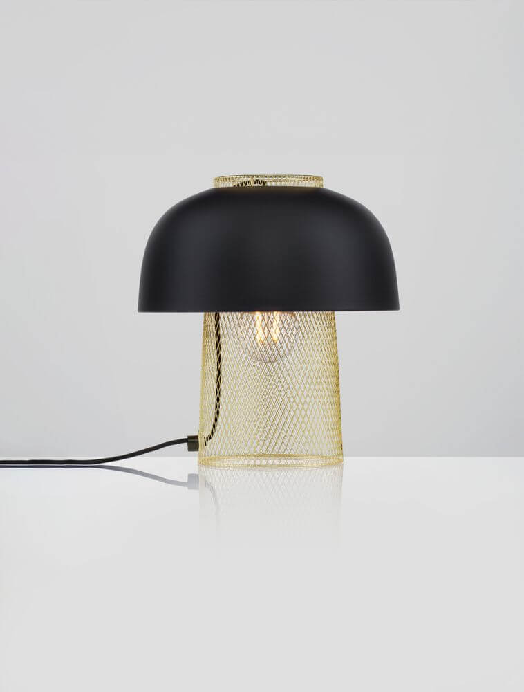 Sqube Tischleuchte Schwarz, Gold mit mattschwarzem Schirm und goldfarbenem Aluminium-Gitter.