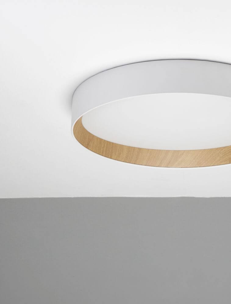 Stake LED Deckenleuchte Ø 60cm 3000K mit elegantem Holzring und schlichtem Design.