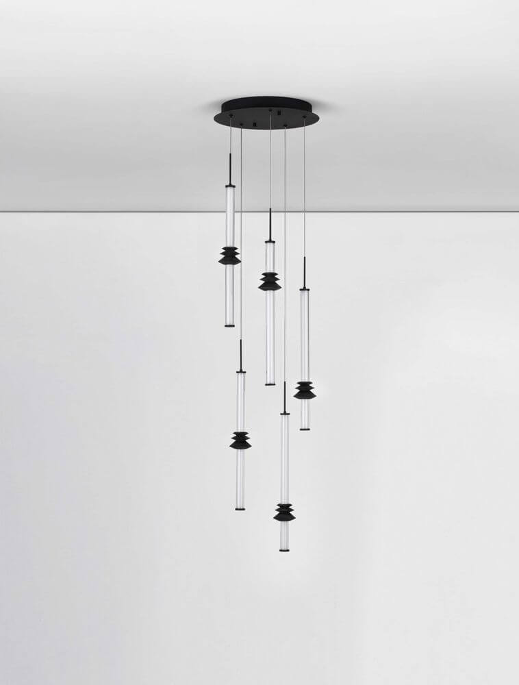 Stalactite Pendelleuchte 5-flammig Ø 35cm 3000K Schwarz in modernem Design mit mehreren hängenden Lampen.