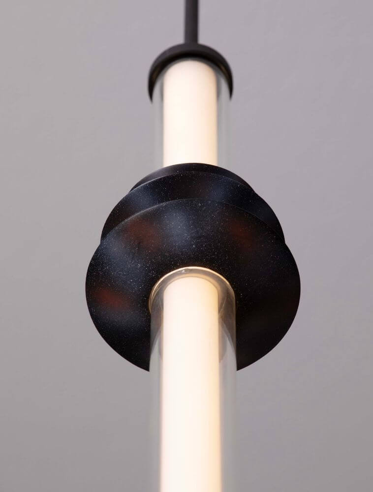 Stalactite Pendelleuchte Vertikal Ø 4,5cm 3000K Schwarz Detailaufnahme der Leuchte mit schwarzem Design.