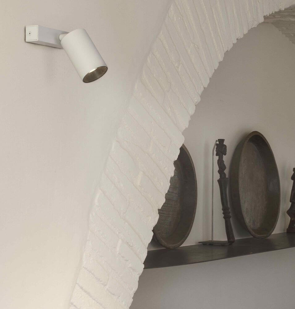 Stan Wandstrahler in Weiß an einer Wand installiert, gestaltet für modernes Innenraumdesign.