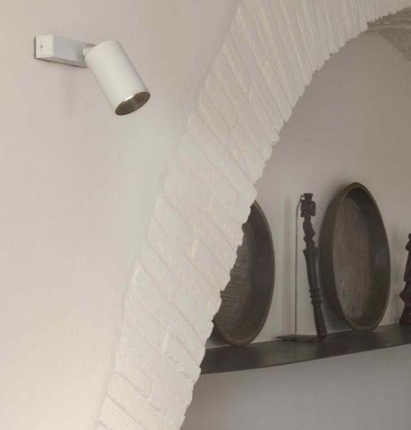 Stan Wandstrahler in Weiß an einer Wand installiert, gestaltet für modernes Innenraumdesign.