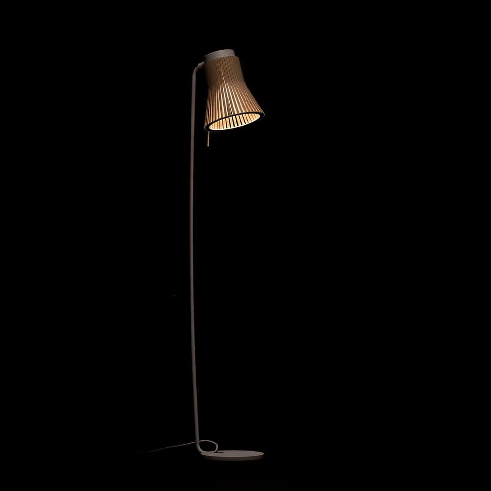 Standleuchte Petite 4610 aus Holz 130cm mit skandinavischem Design und zylindrischem Schirm.