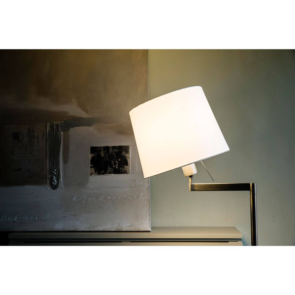 Stehlampe ARTIS Bronze, Weiß in stilvollem Wohnraum mit weißem Lampenschirm.