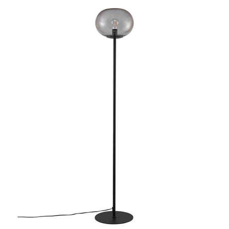 Stehlampe Alton 27,5 mit mundgeblasenem Opalglas und schwarzem Metallfuß für elegantes Zuhause.