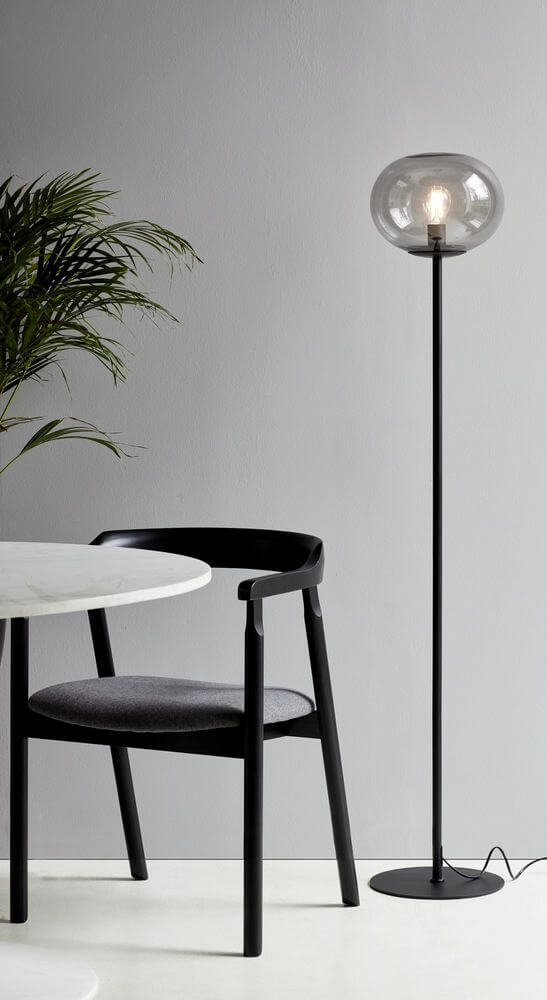 Stehlampe Alton 27,5 mit opalem Glas und Messing, elegant im modernen Wohnraum.