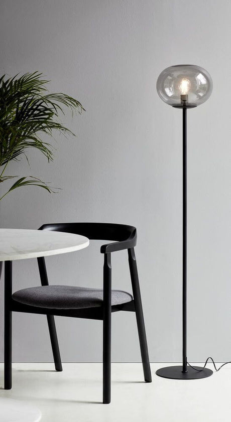 Stehlampe Alton 27,5 mit opalem Glas und Messing, elegant im modernen Wohnraum.