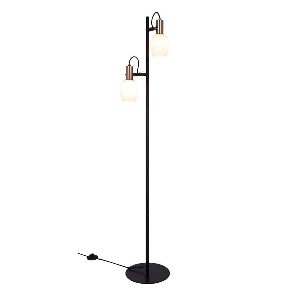 Stehlampe Arild mit zwei lampenköpfen aus opalglas und messingdetails im modernen Design.