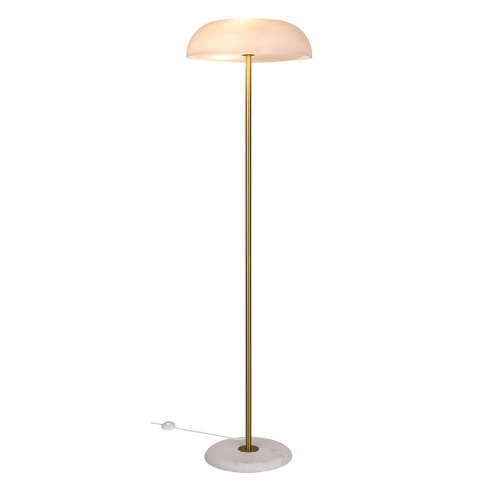 Stehlampe Glossy mit gebürstetem Messing und opalweißem Glas im skandinavischen Design.